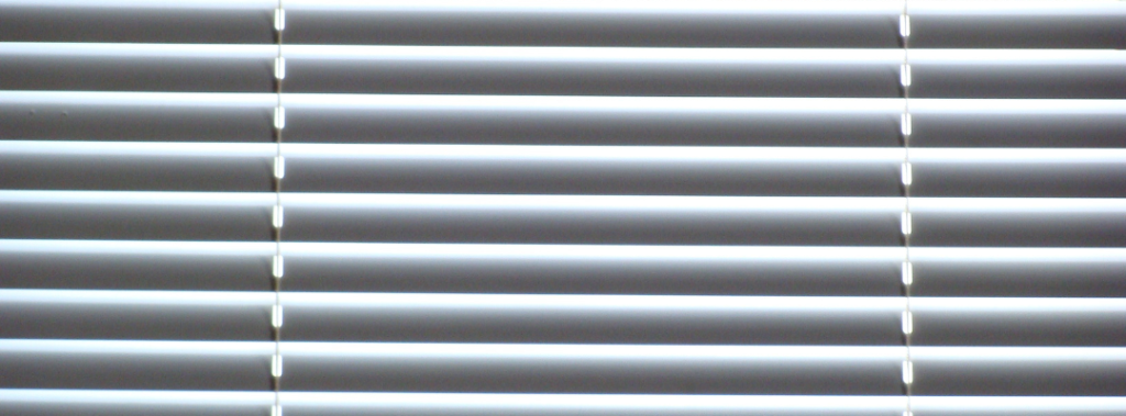 Como a escolha da cor das persianas pode influenciar o ambiente