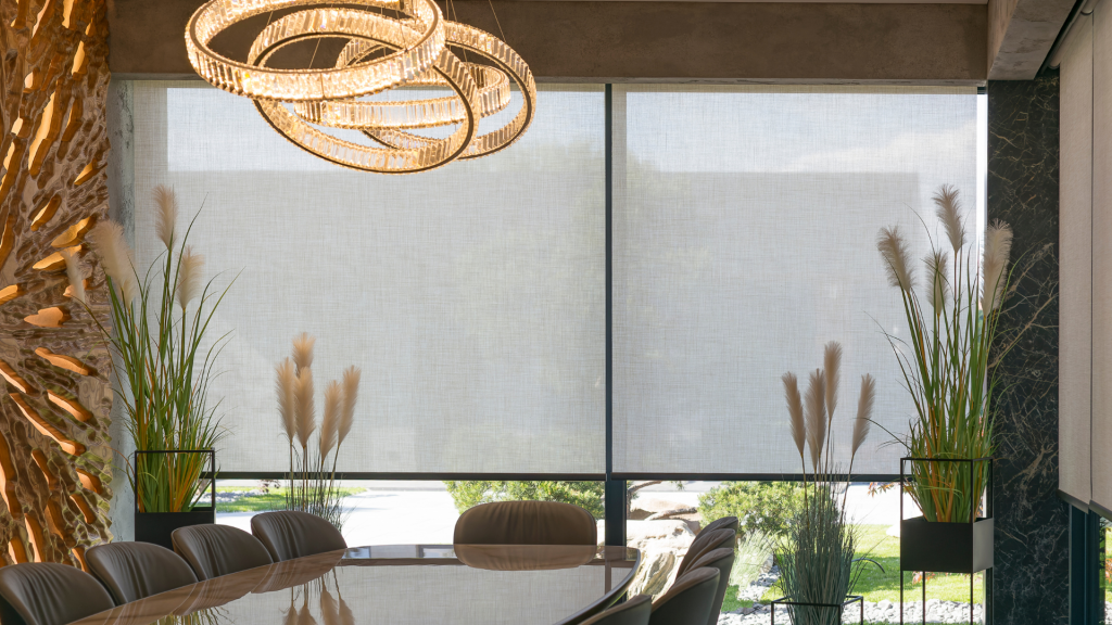 Vantagens de optar por persianas sobre cortinas tradicionais