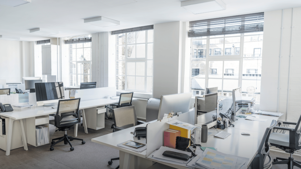 Persianas em ambientes corporativos: funcionalidade e estilo no escritório